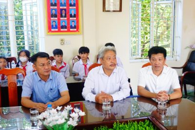HỘI LHPN XÃ NAM CƯỜNG TRAO QUÀ CHO HS CÓ HOÀN CẢNH KHÓ KHĂN ĐẦU NĂM HỌC MỚI