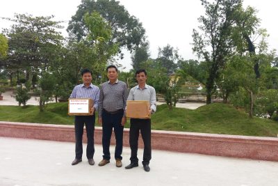 TRUNG TƯỚNG VŨ XUÂN SINH VỀ THĂM TRƯỜNG VÀ TẶNG QUÀ CHO THẦY VÀ TRÒ NHÀ TRƯỜNG